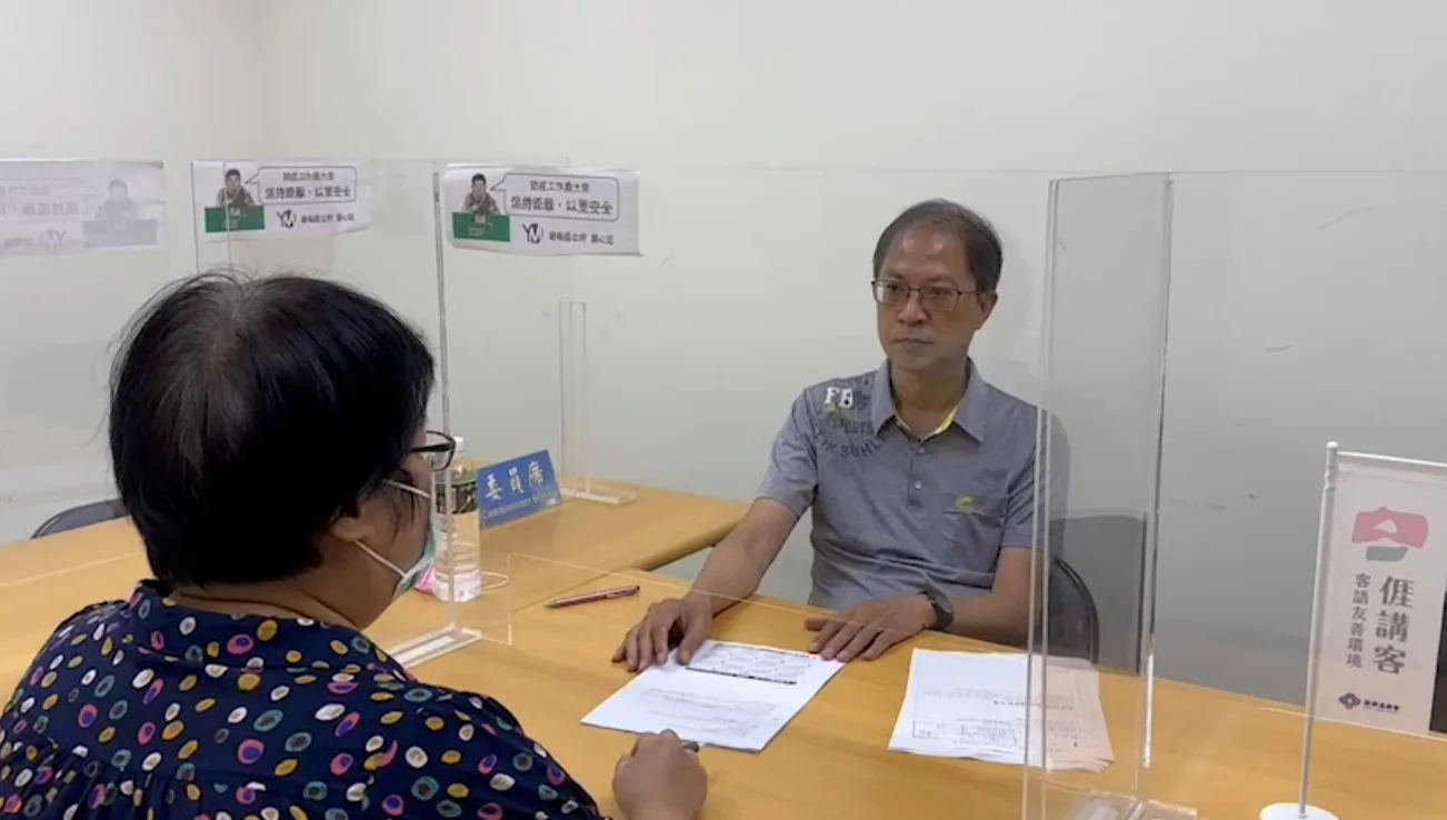 律師提供客語法律諮詢,讓民眾溝通無障礙。桃園市政府提供
