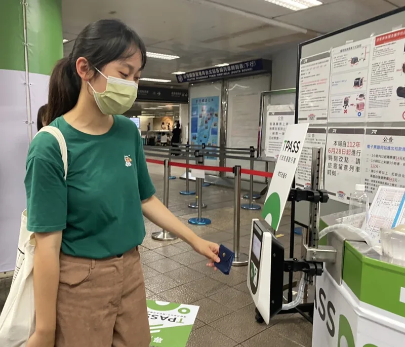 電費雖漲，政府仍會繼續推動TPASS通勤月票，讓所有通勤民眾，都能得到很好的大眾運輸運費上的保障。中央社