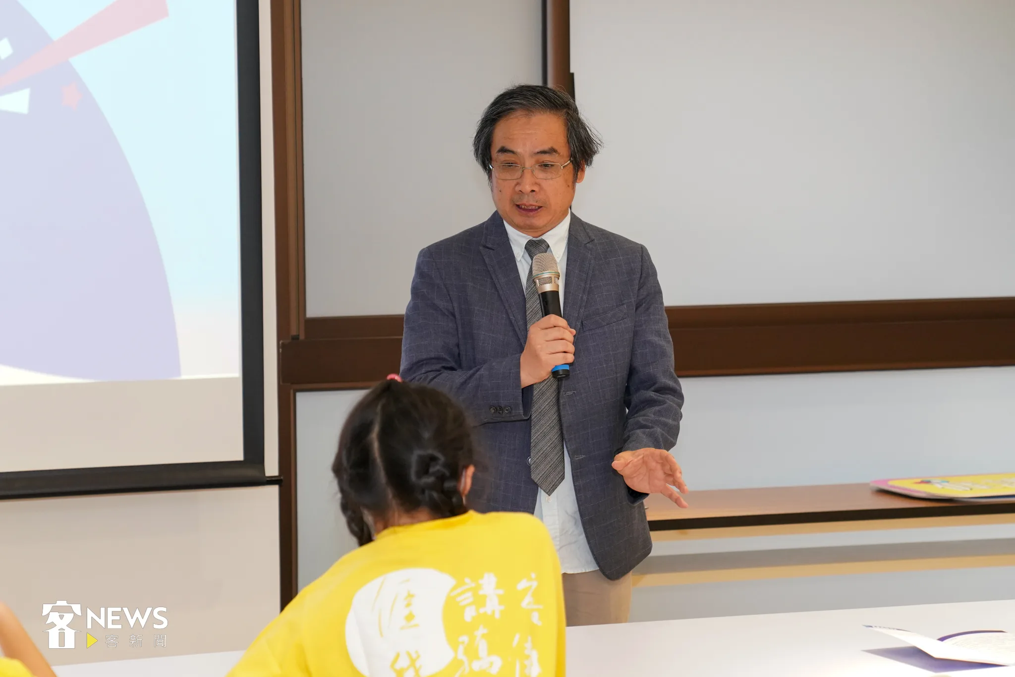 客傳會董事長歡迎學生來參加夏令營。宋佩遙攝