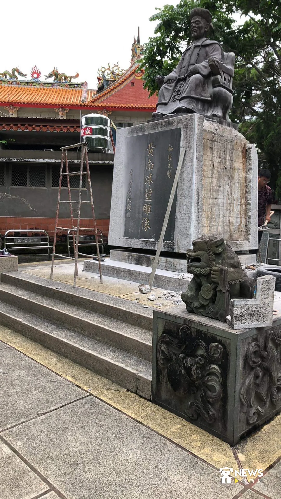 黃南球碑文改寫，今年初施工人員把舊碑文拆下。馮天蔚提供