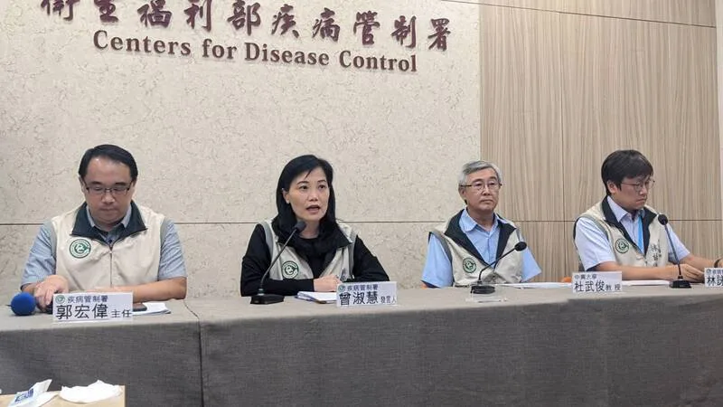 衛福部疾病管制署發言人曾淑慧（左2）11日在例行疫報記者會表示，COVID-19第4波疫情已脫離高原期，預估未來2至3個月疫情將持續下降，疾管署將持續進行疫情相關監測。<br />中央社