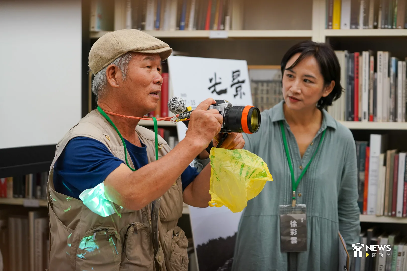 葉裁仍每天堅持用底片機拍攝照片。何柏均攝
