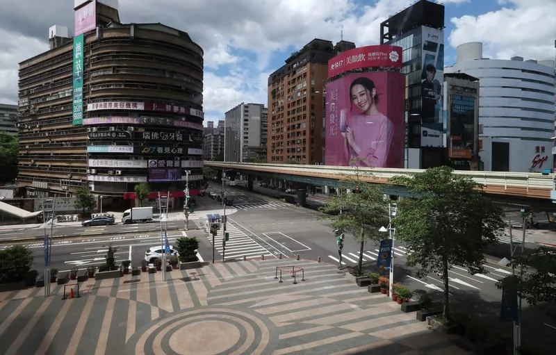 台北市忠孝復興路口街道人車淨空。中央社