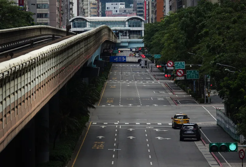 台北市大安區街道車輛配合交通管制，靠邊停駛。中央社