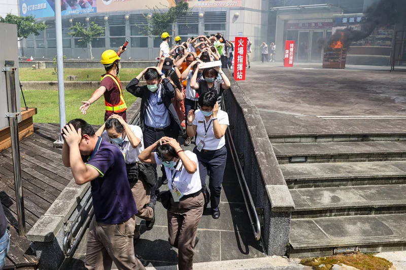 台北市南港車站模擬遭飛彈襲擊，車站人員迅速引導站內民眾疏散至安全處。中央社