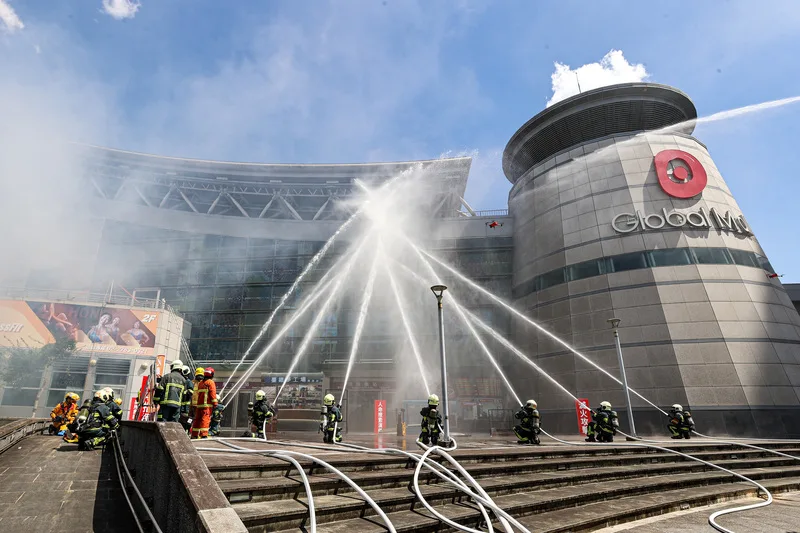 台北南港車站並模擬遭飛彈襲擊情境，消防人員到場布設水線灌救。中央社