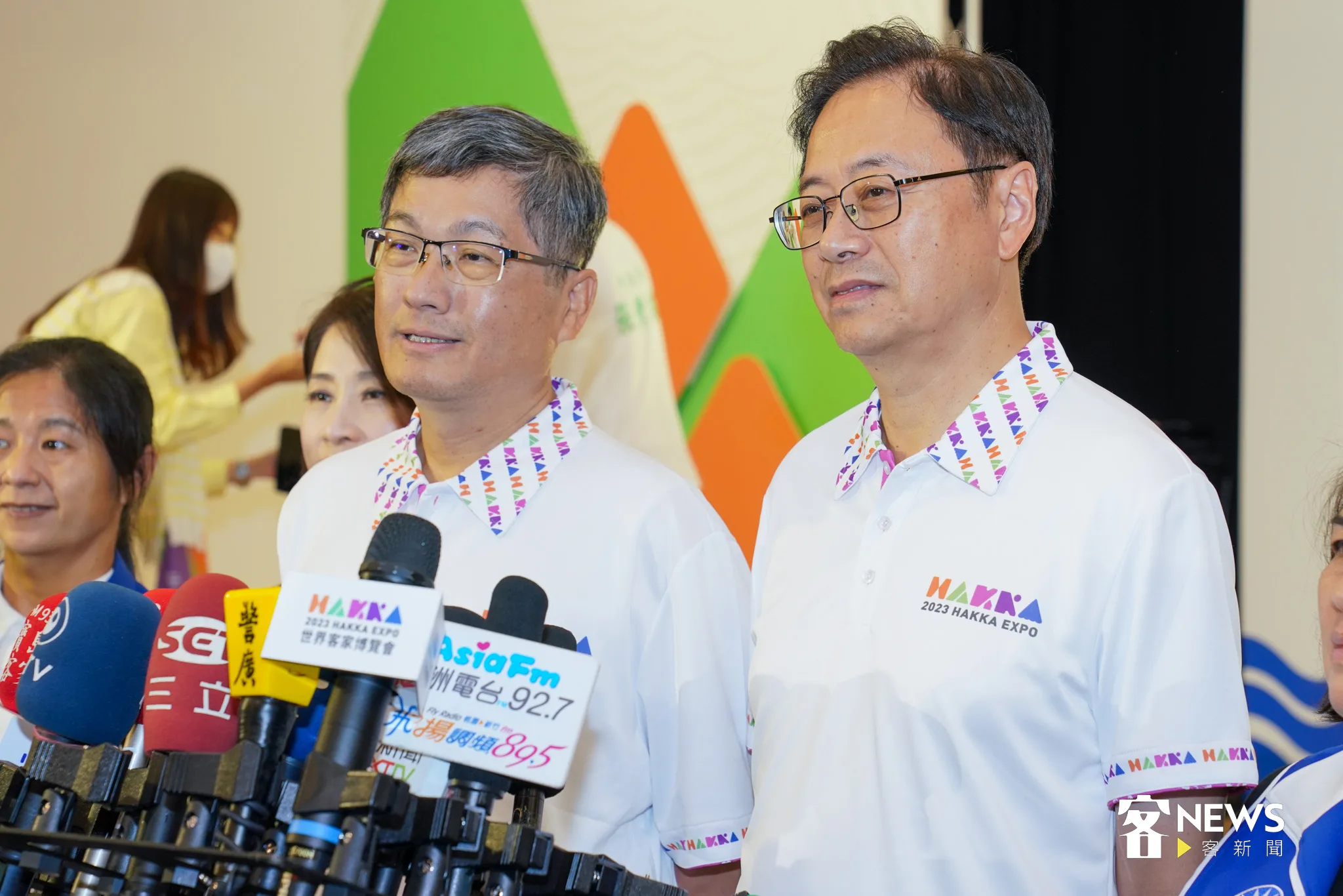 客委會主委楊長鎮(左)與桃園市長張善政(右)接受媒體聯訪。宋佩遙攝