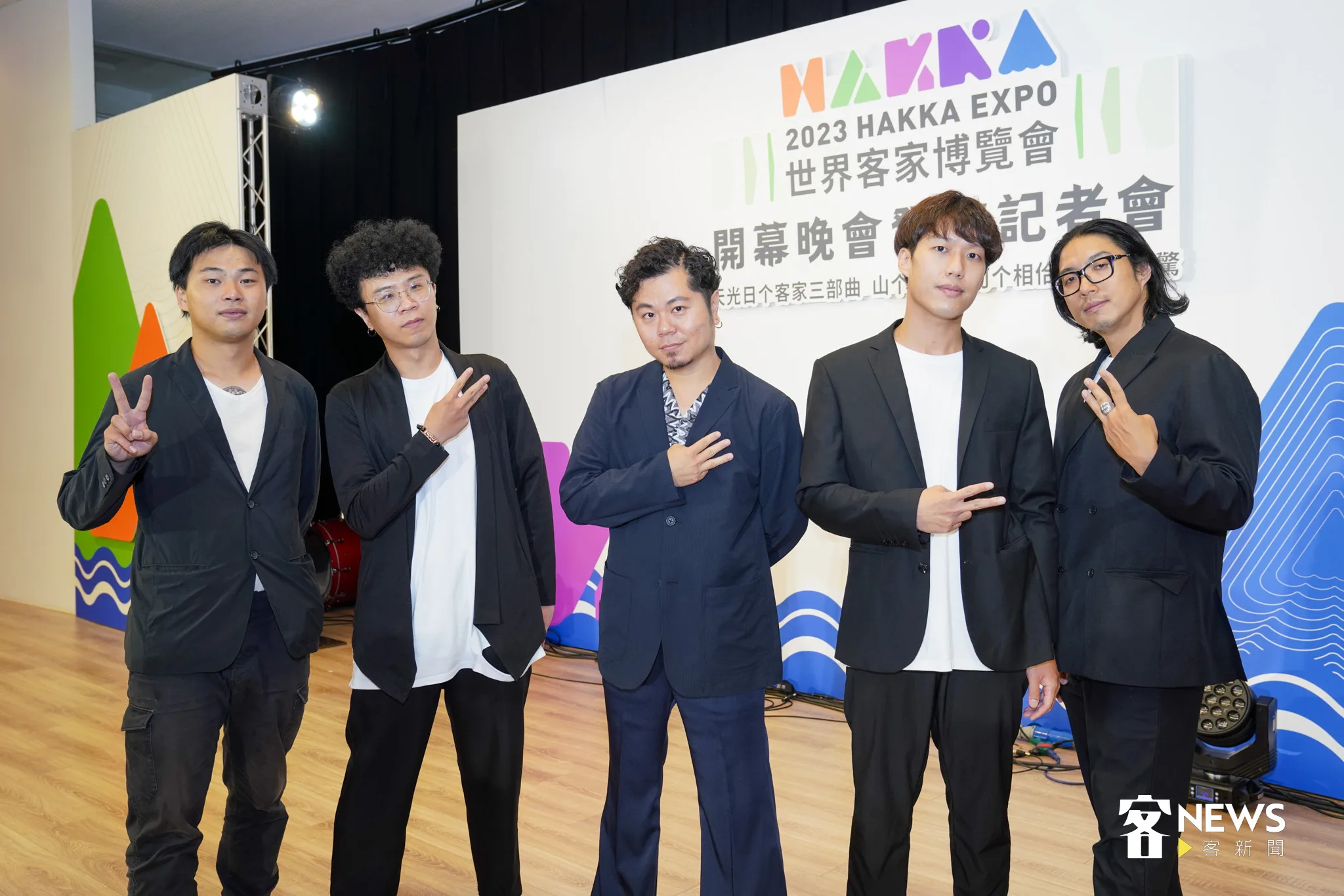 黃子軒與山平快在今天的2023世界客家博覽會「天光日个客家三部曲」開幕晚會記者會演出歌曲〈他鄉變故鄉〉。宋佩遙攝