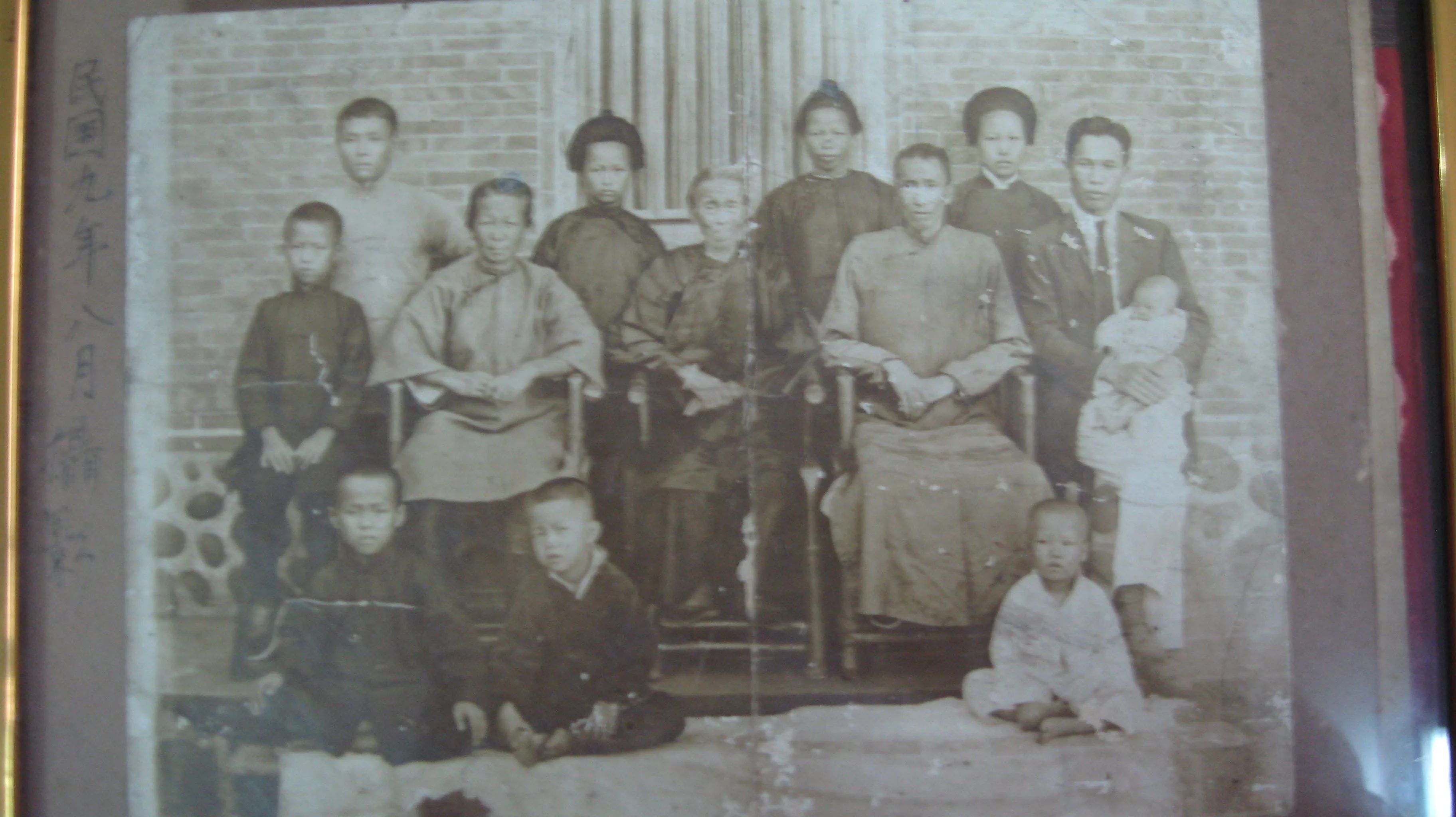 1920年16世祖婆江元妹（圖中）與屘子黃力雲（中排右二）及子孫們合影，前排左二是孫子黃錫祥童年模樣。黃瑋堯提供