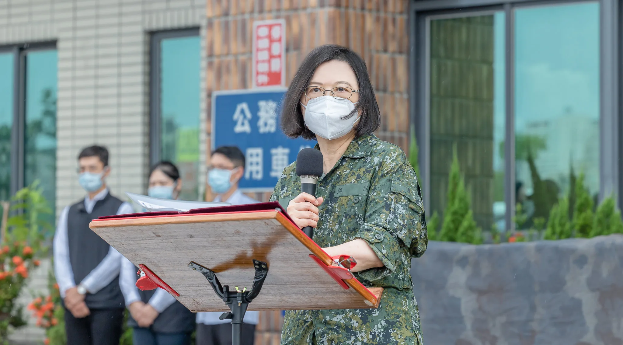 蔡英文至桃園煉油廠導視漢光演習，肯定軍、憲、警、消、特種防護團的弟兄姊妹們，全力投入實兵演習，精實戰力。總統府提供