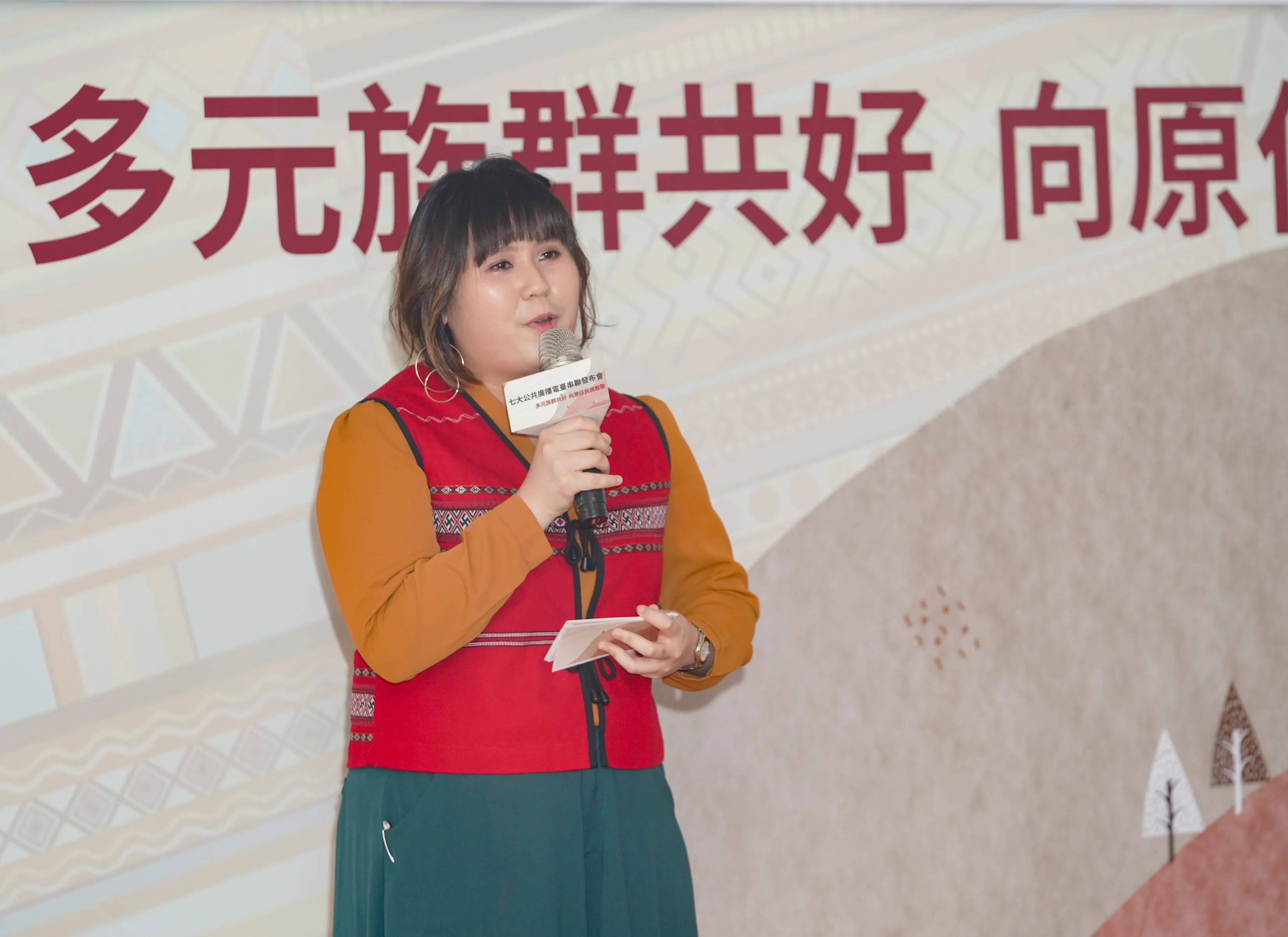 講客廣播電臺節目「月球檔案室」主持人ILAS(陳怡廷)，擔任今日的活動主持人，她同時也是能講賽夏族語及客語的優秀原客後生代表。洪俊傑攝