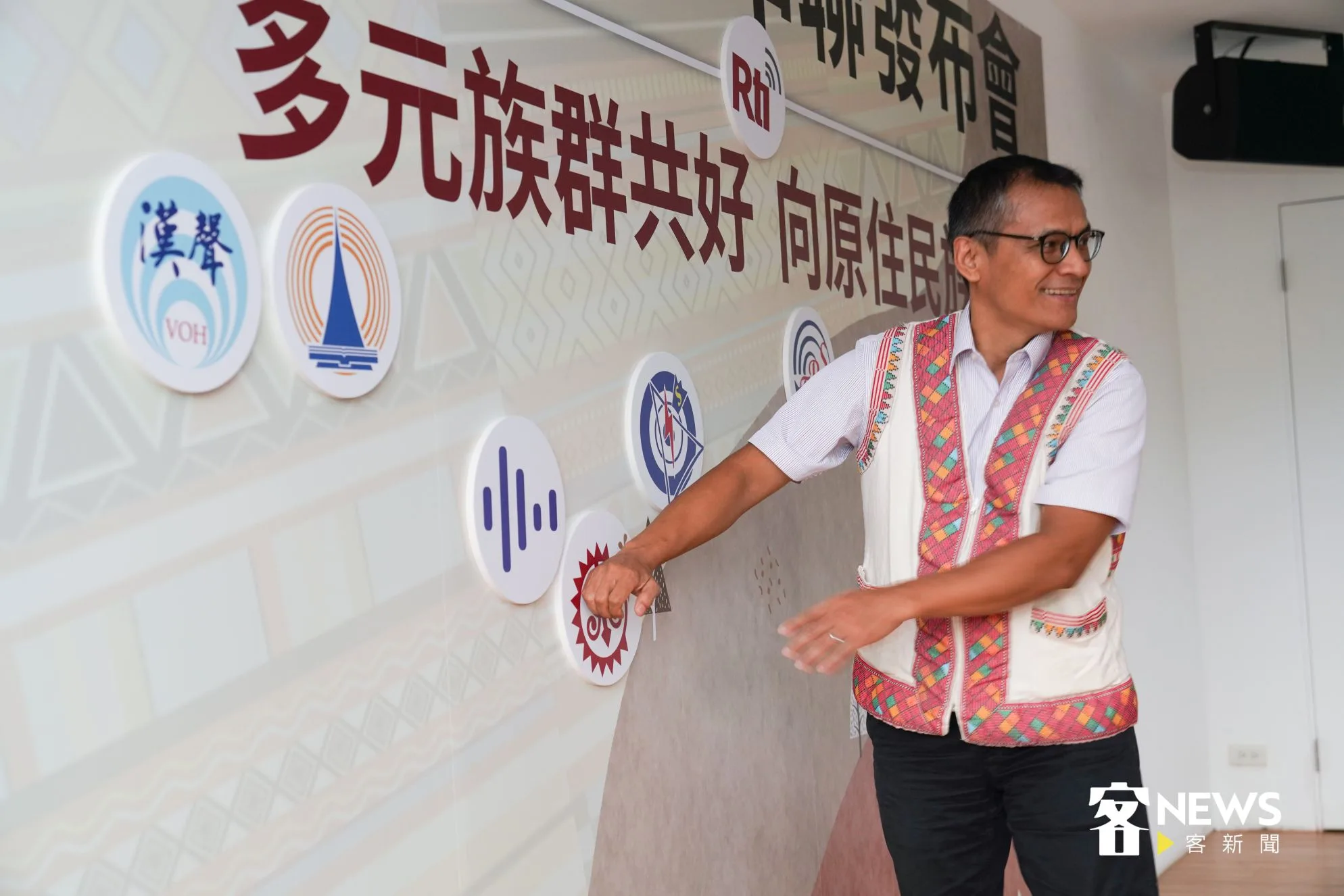 原住民族文化事業基金會執行長 Alang・Galavangang何明輝貼上原住民族廣播電台的台徽。洪俊傑攝