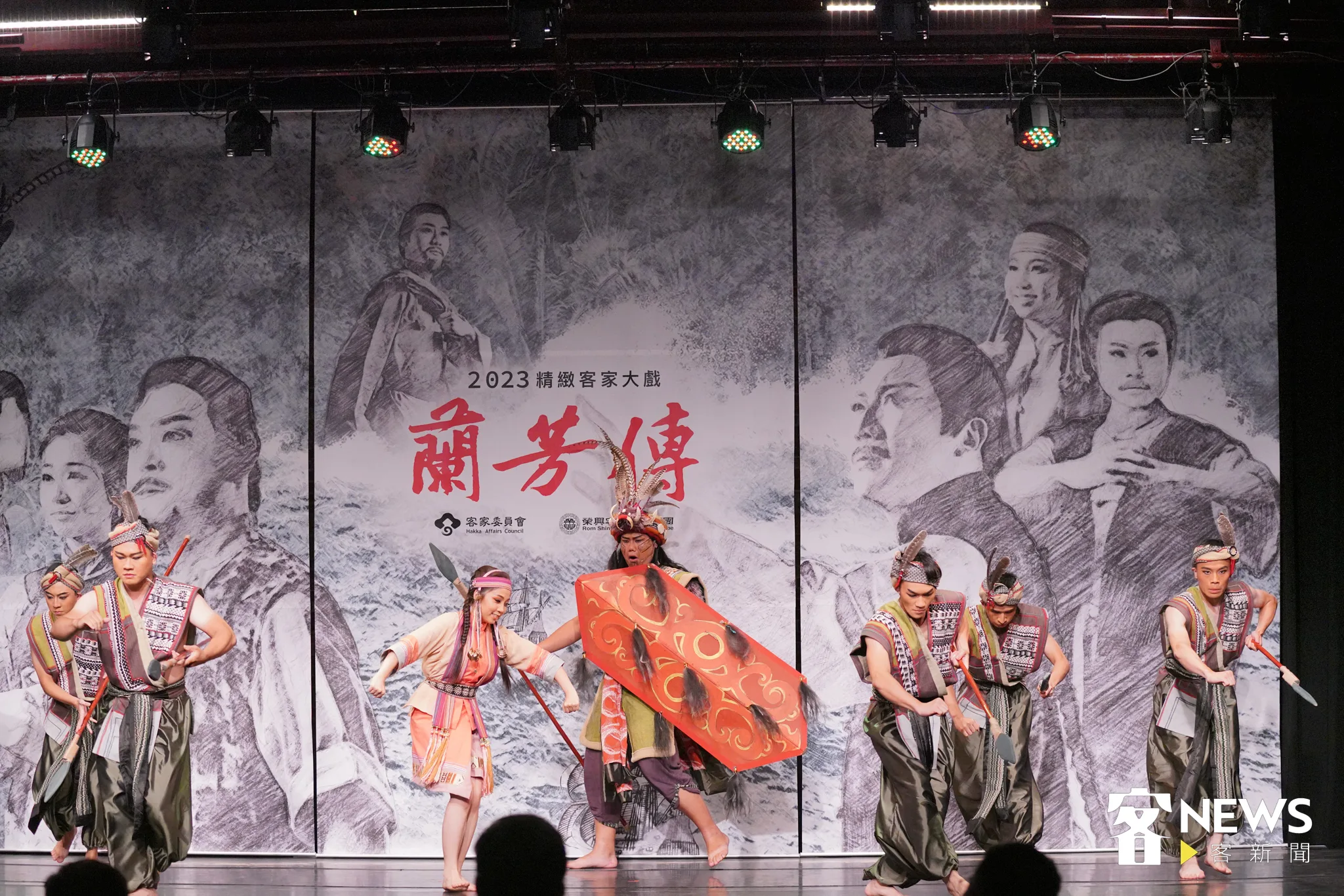 《蘭芳傳》劇中的達雅克族及喃吧哇族原住民人物,嚴謹參考史料使用生物骨,猛禽羽,呈現族群階級身分地位。蘇佑昇攝