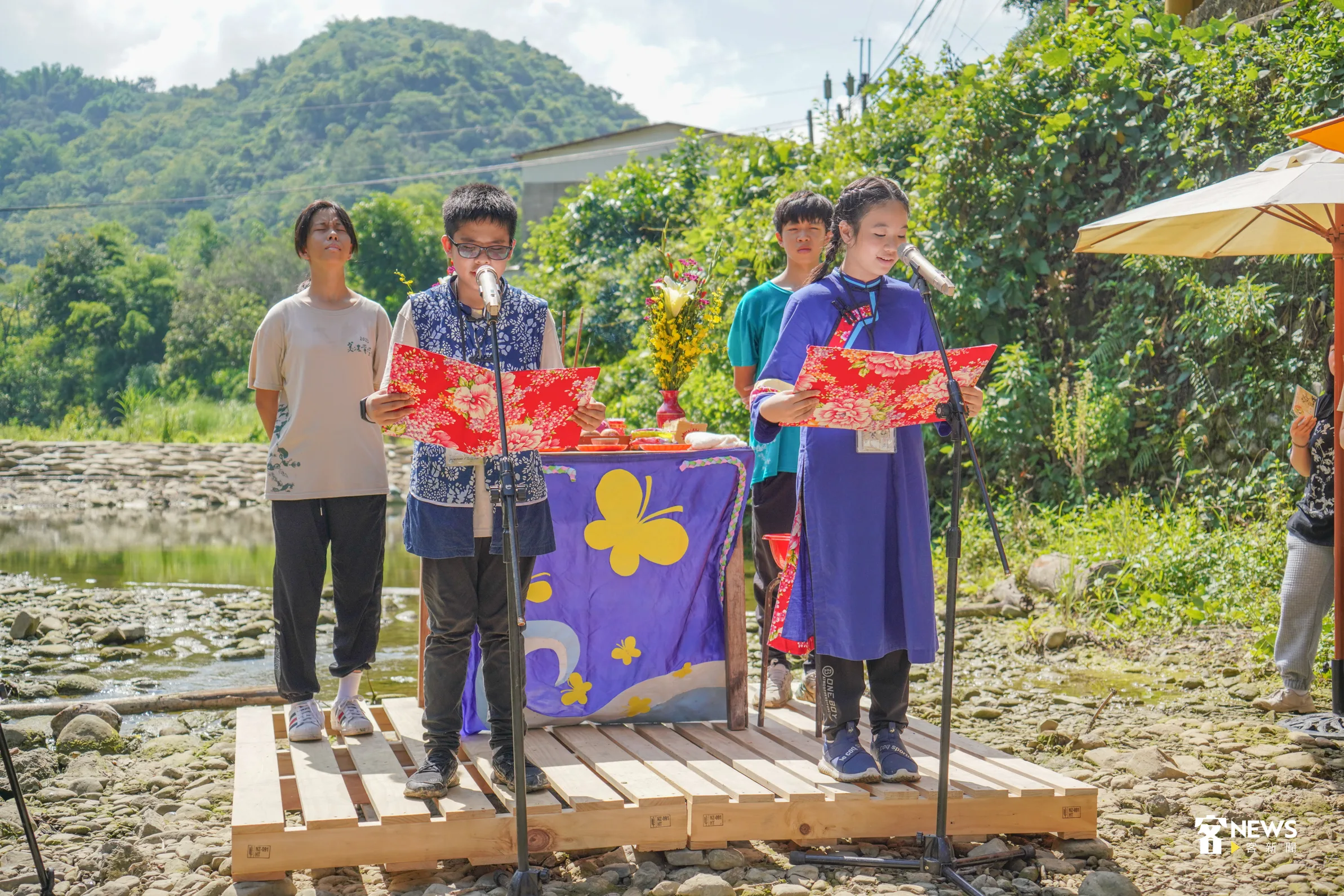 中壇國小5年級的劉信辰(左)與賴卉芸(右)以客語誦讀祭文。洪俊傑攝