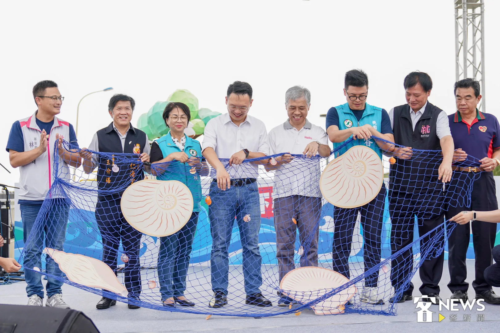 活動現場由桃園市副市長蘇俊賓（左4）、客委會副主委范佐銘（左5）、桃園市客家局長林昭賢（左1）及多位貴賓在吹響海螺聲響中，拉起象徵牽罟的魚網，為兩日的海客文化藝術季揭開序幕。范修語攝