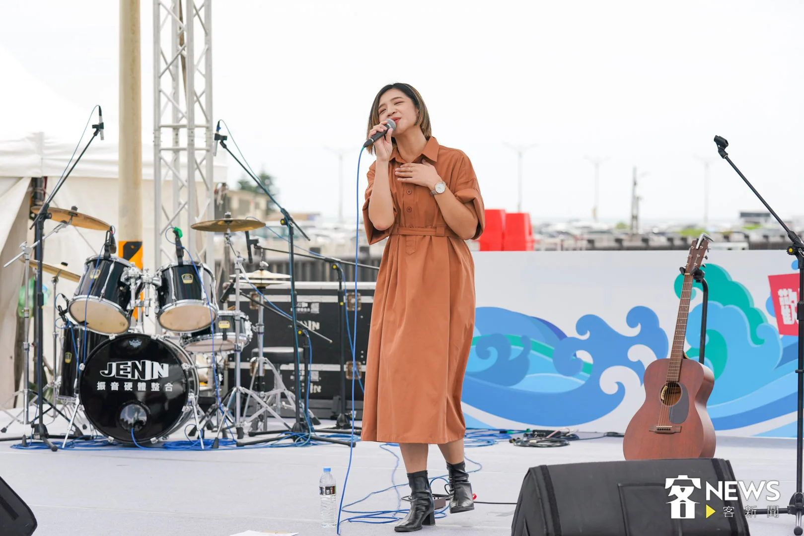 多次入圍金曲獎的客語歌手黃宇寒，29日演唱多首好聽客語歌曲。范修語攝
