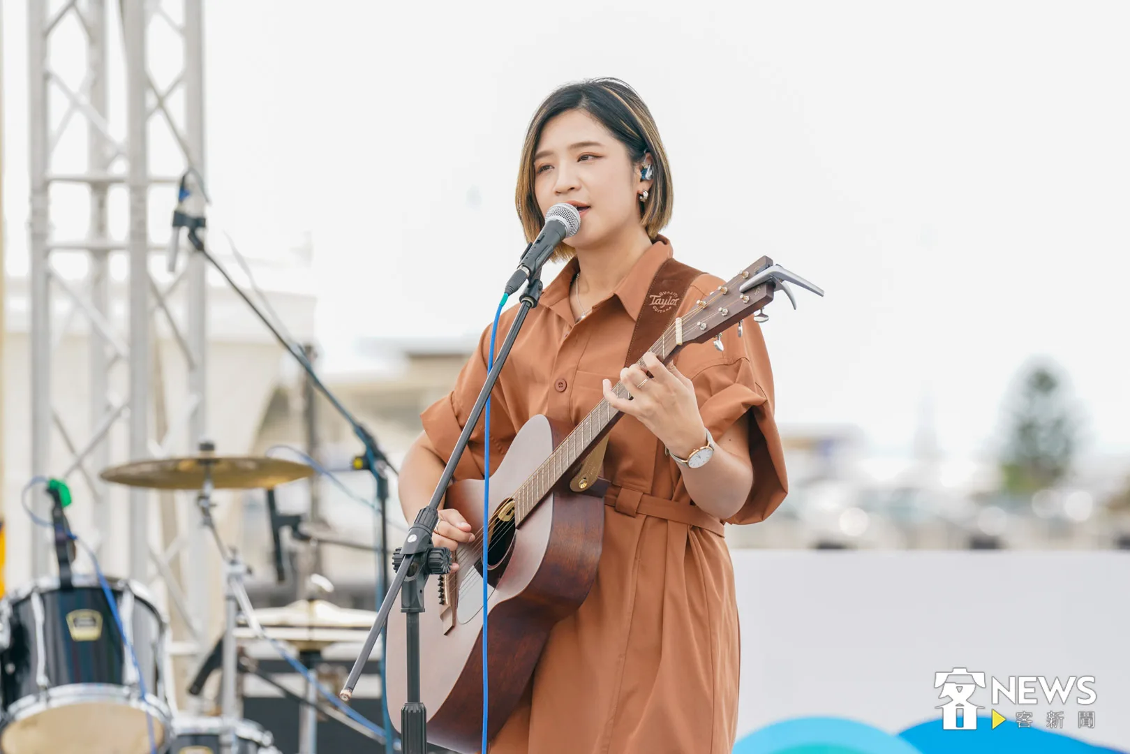 多次入圍金曲獎的客語歌手黃宇寒，29日演唱多首好聽客語歌曲。范修語攝