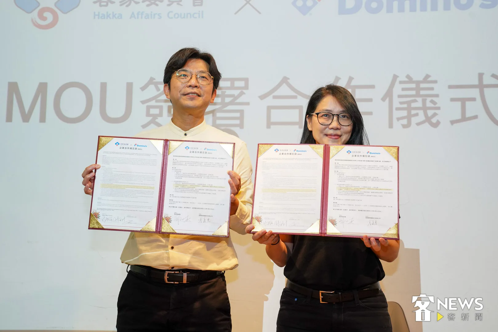 客家委員會副主委周江杰（左）與達美樂行銷長李嘉惠（右）簽屬合作意向書。范修語攝