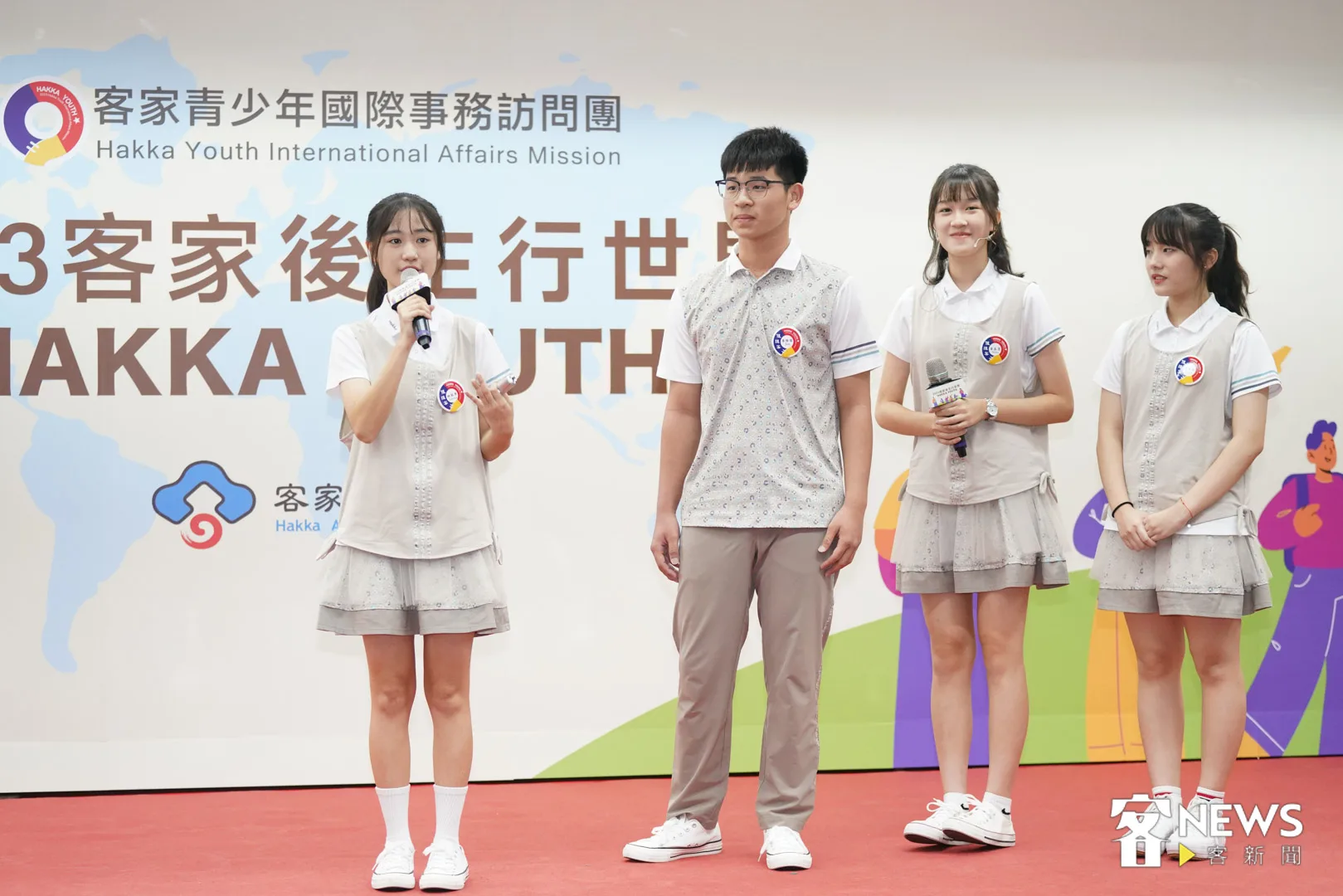 客家青訪團成員以客、英雙語發表簡報。范修語攝
