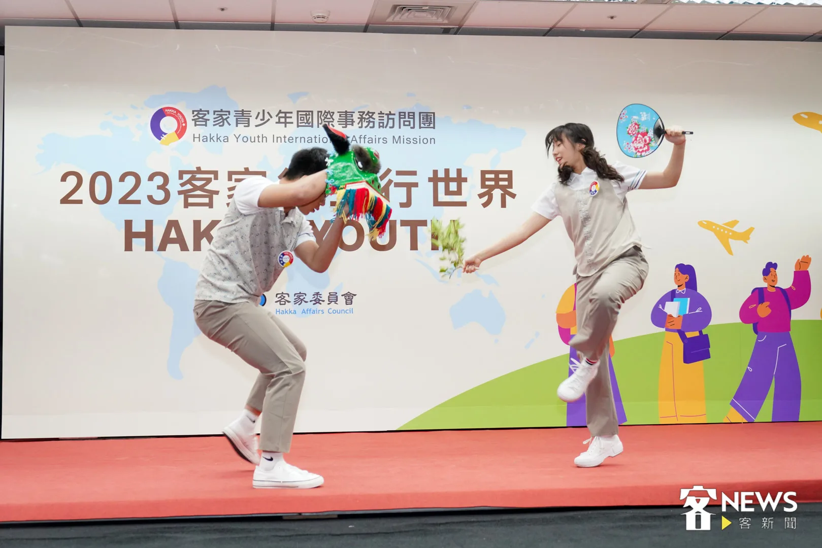 客家青訪團學員各個身懷絕技，今日記者會也秀了一段開首獅表演。范修語攝