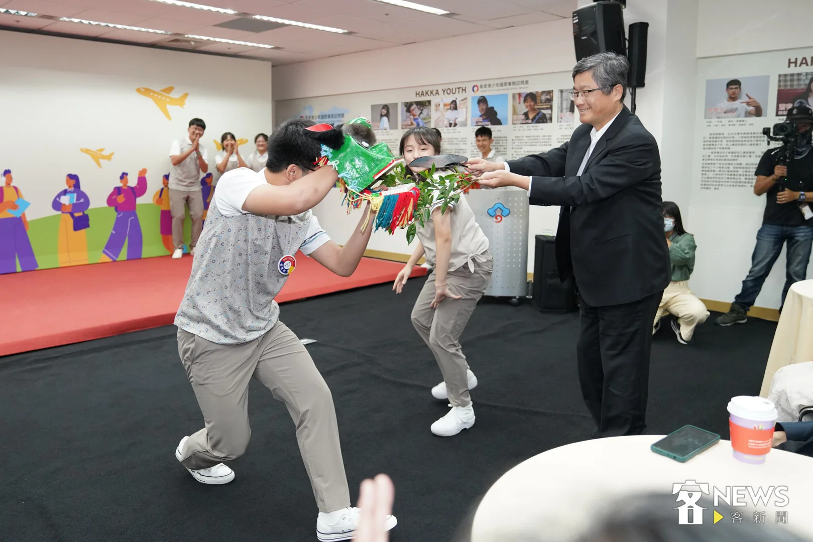 客家青訪問團學員表演各項才藝,就連客委會主委楊長鎮也一起參與。范修語攝