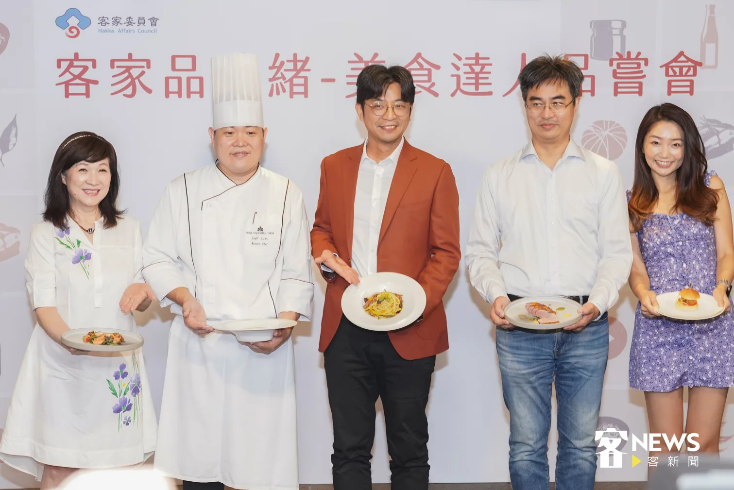 客委會副主委周江杰（中）與食補達人林秋香（左一）、五星主廚林繼正（左二）、臺灣風味引食人徐仲（右二）、網路節目主持人七七Jessie（右一）一同合影。洪俊傑攝
