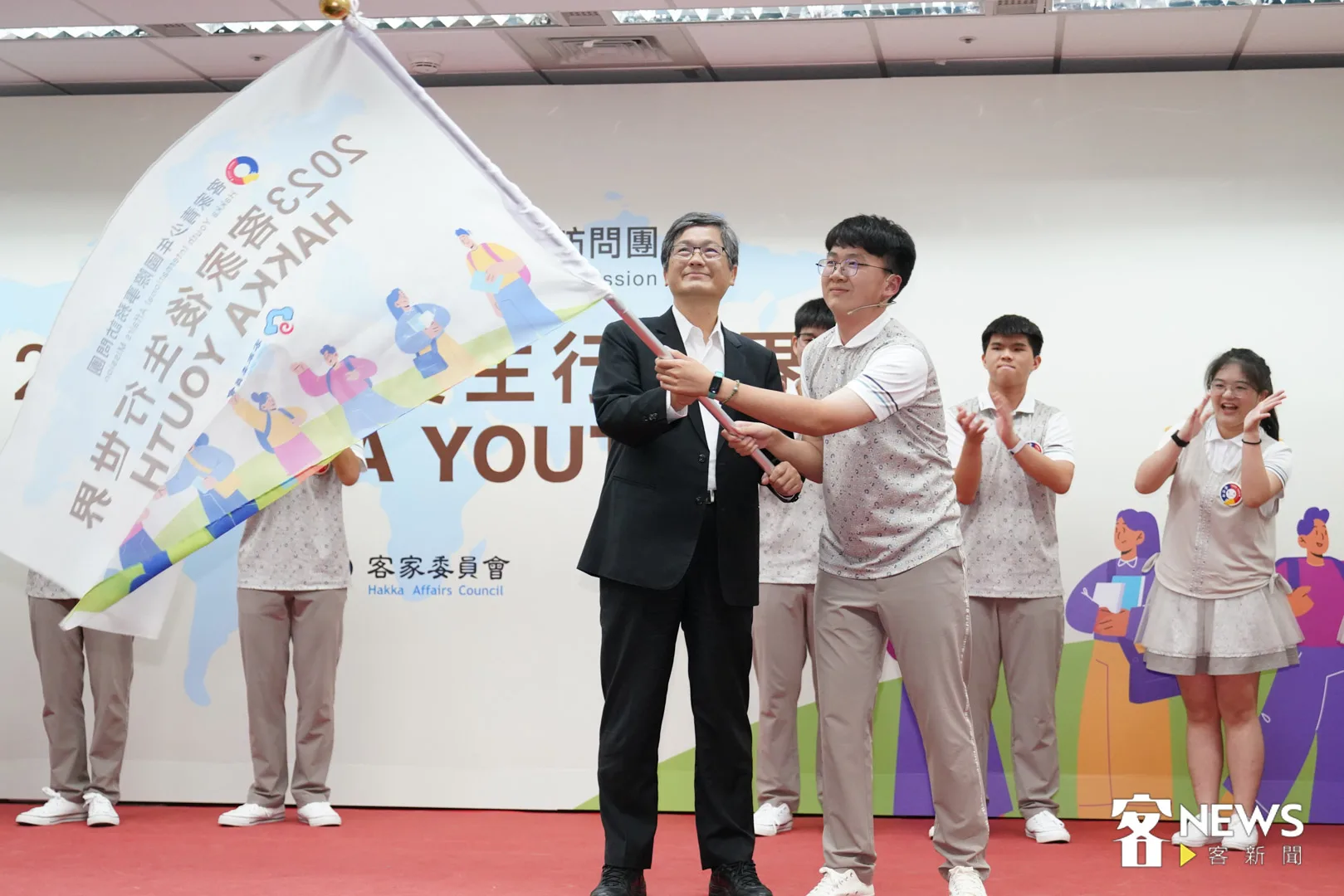 客委會楊長鎮主委授旗給2023客家青訪團，希望能夠讓世界看見台灣客家。范修語攝