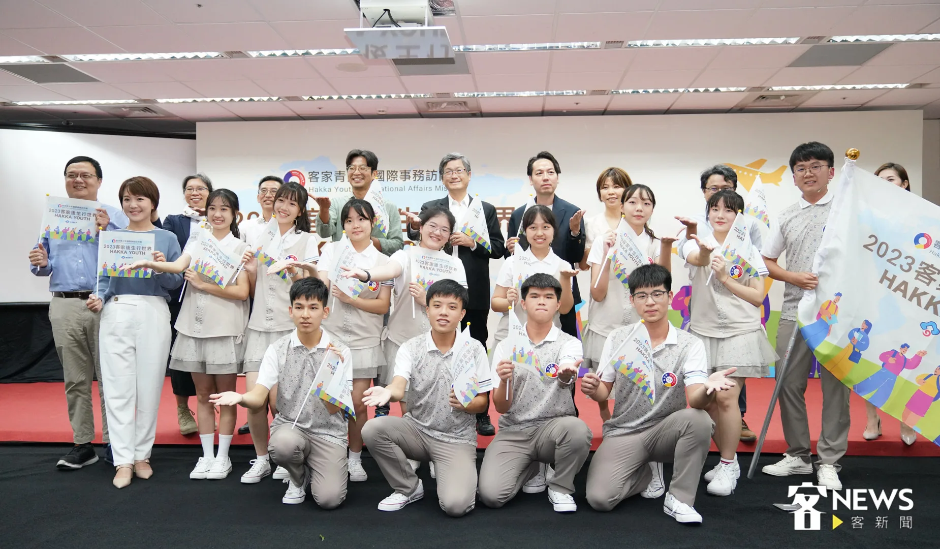 2023客家青少年國際事務訪問團全體與講師、客委會主委、副主委合影。范修語攝
