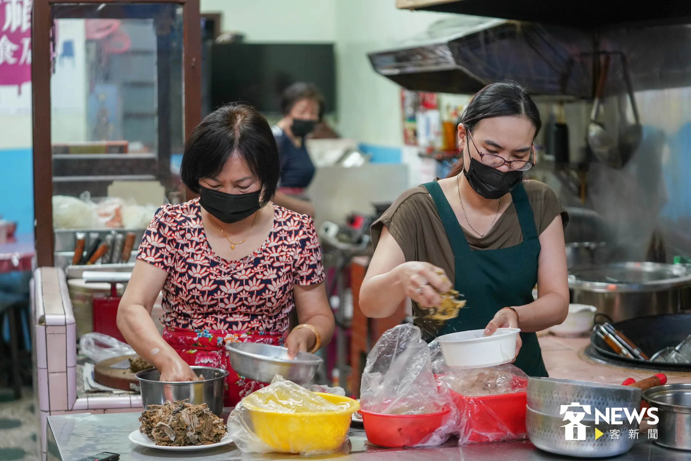 呂瑞員(左)與女兒陳秋婷(右)母女兩人,攜手在廚房整備料理。李台源攝
