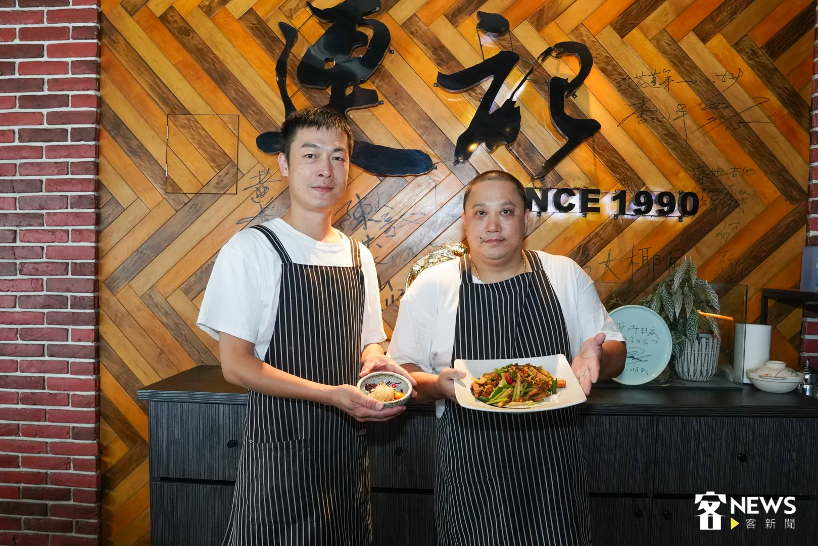 花蓮「連記海產」店家連偉成(左)、黃章文(右)用心尋找在地好食材,迸出冠軍創意料理。范修語攝