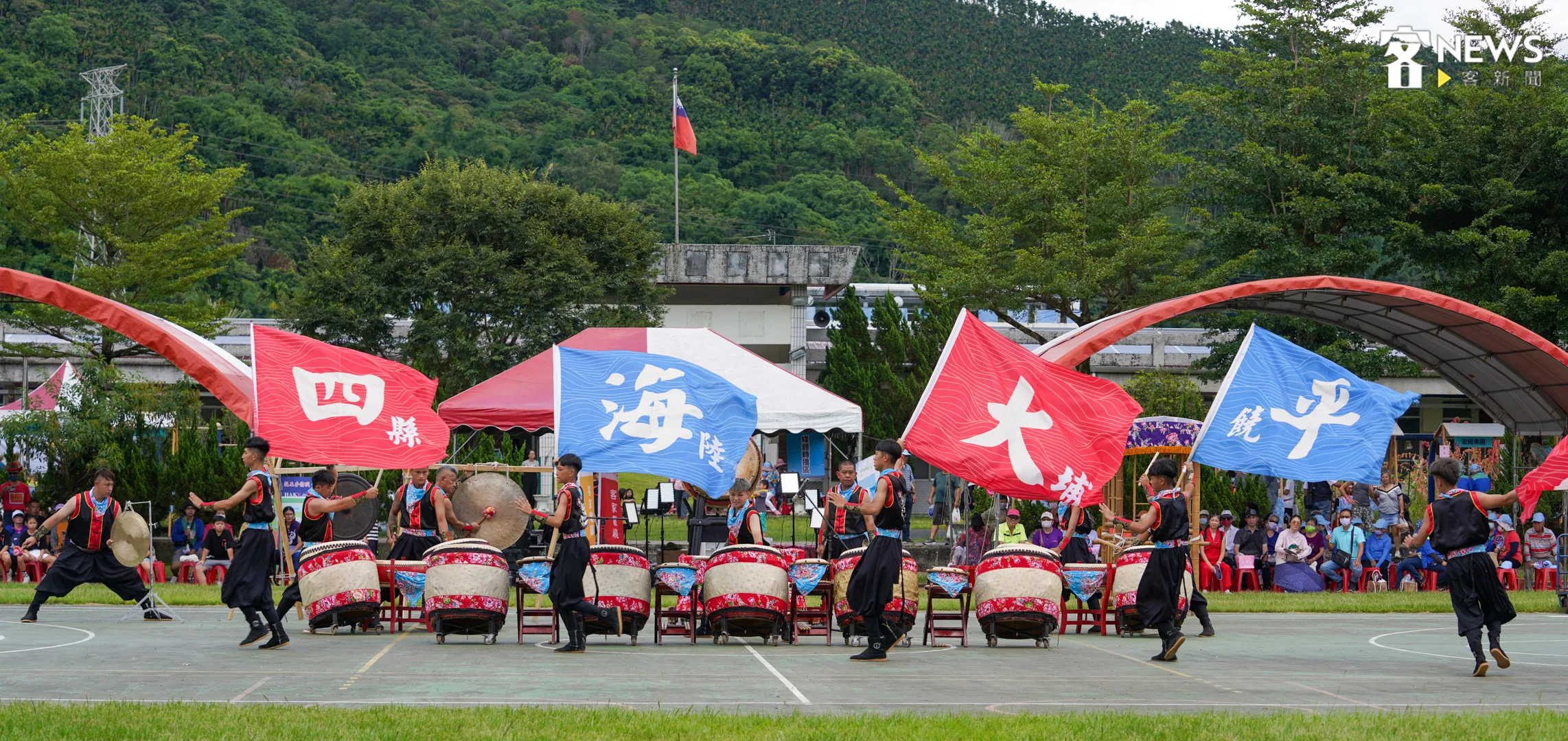翔飛拿出五面大旗，分別寫上臺灣客家五大腔調。范修語攝