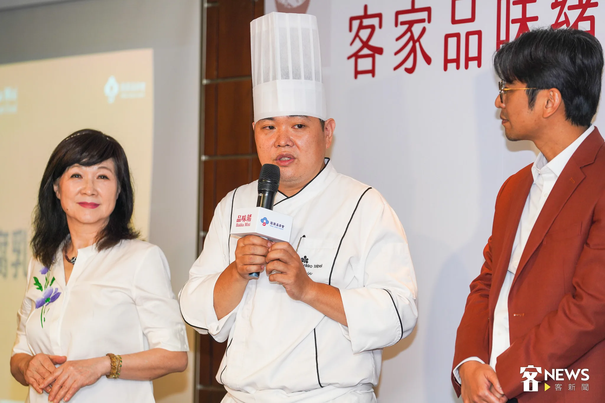 五星主廚林繼正（中）透露，對於客家食材相當熟悉，近幾年也會參與客委會舉辦的全國客家小炒爭霸賽。洪俊傑攝