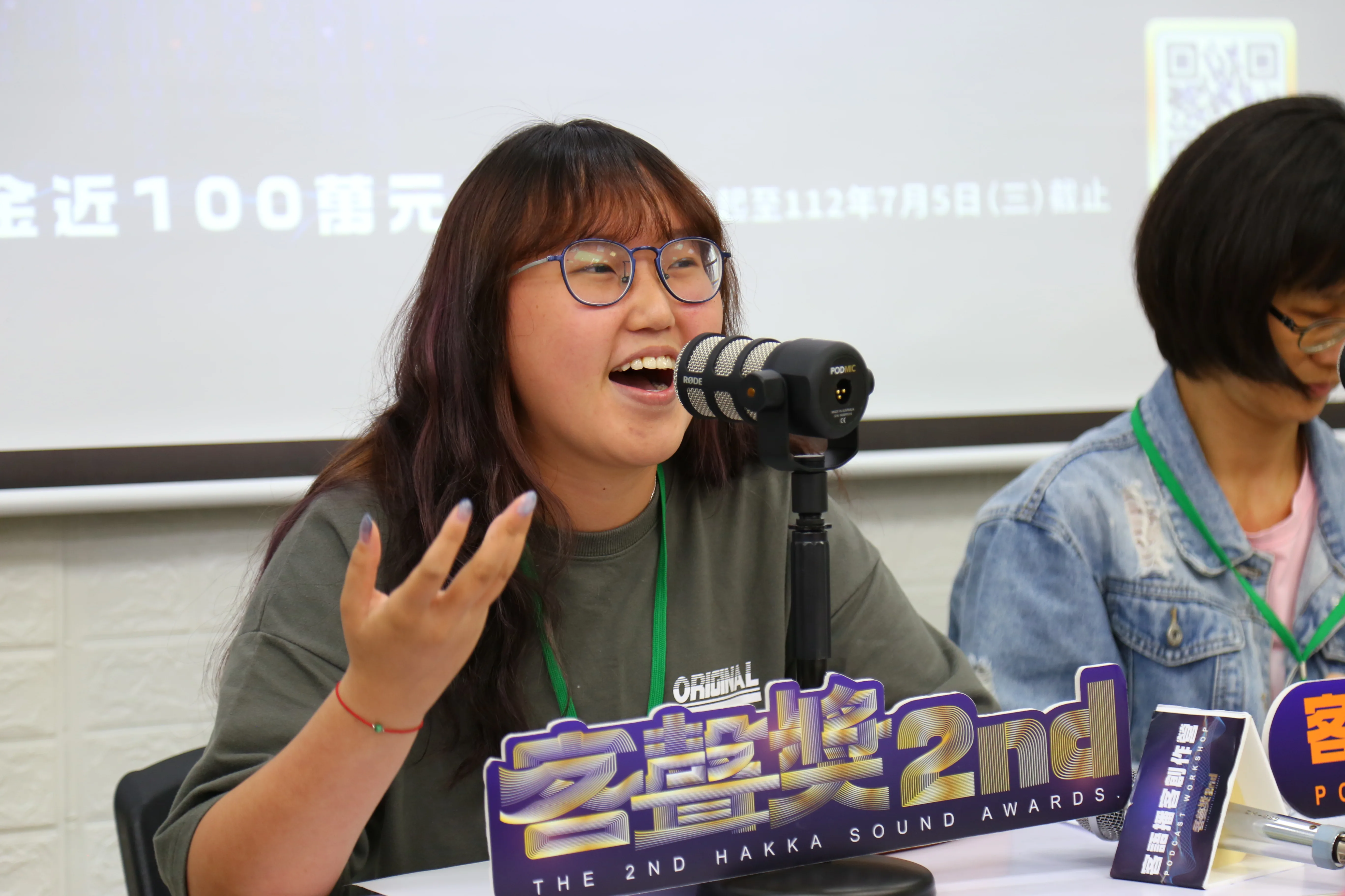 客傳會在客聲獎報名期間舉辦三場次「客語播客創作營」，獲得熱烈回響。圖為學員在課堂上練習操作錄音設備。客傳會提供