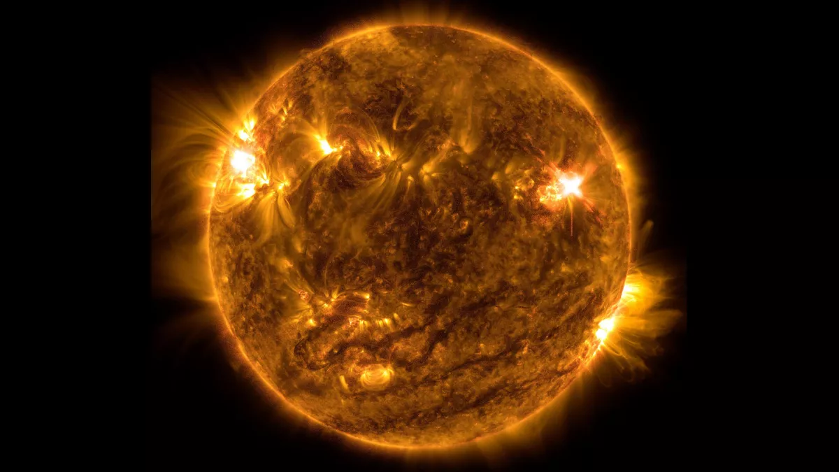 太陽表面噴發出大量閃焰，會與眾多帶電粒子飛向地球。資料照片，翻攝自《NASA》官網