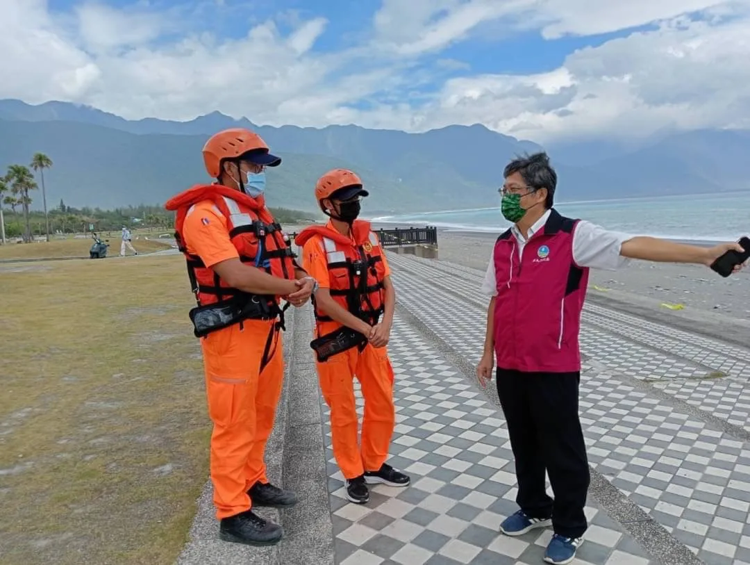 第九河川局王國樑局長（右）與海巡人員視察海邊。水利署提供