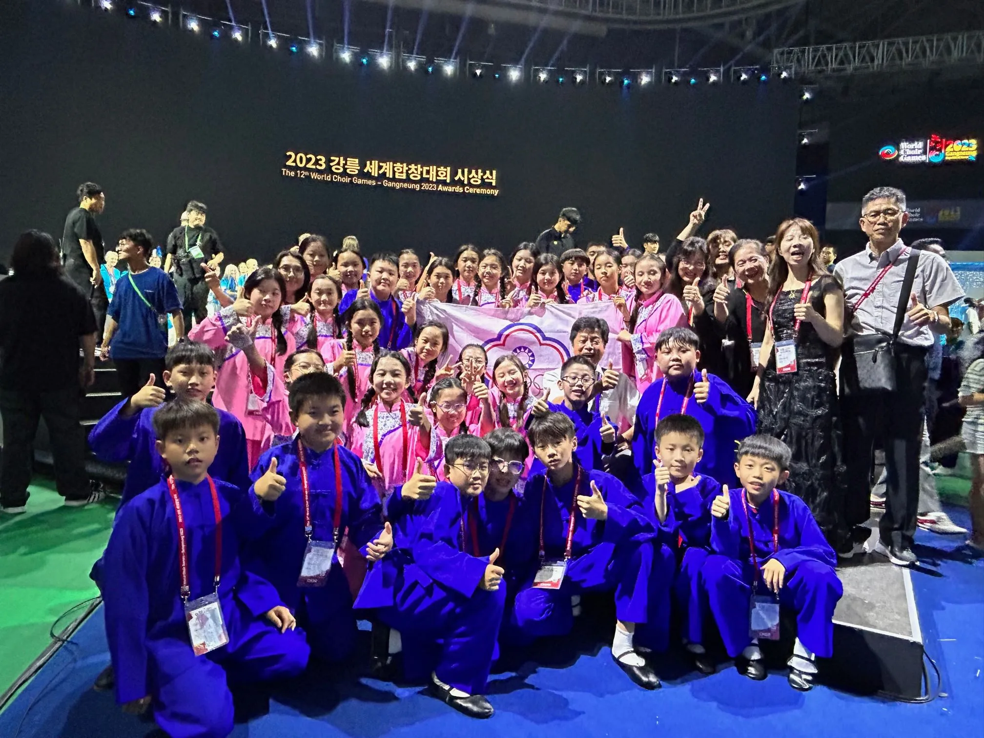 建國國小合唱團開心合影。苗栗縣政府提供