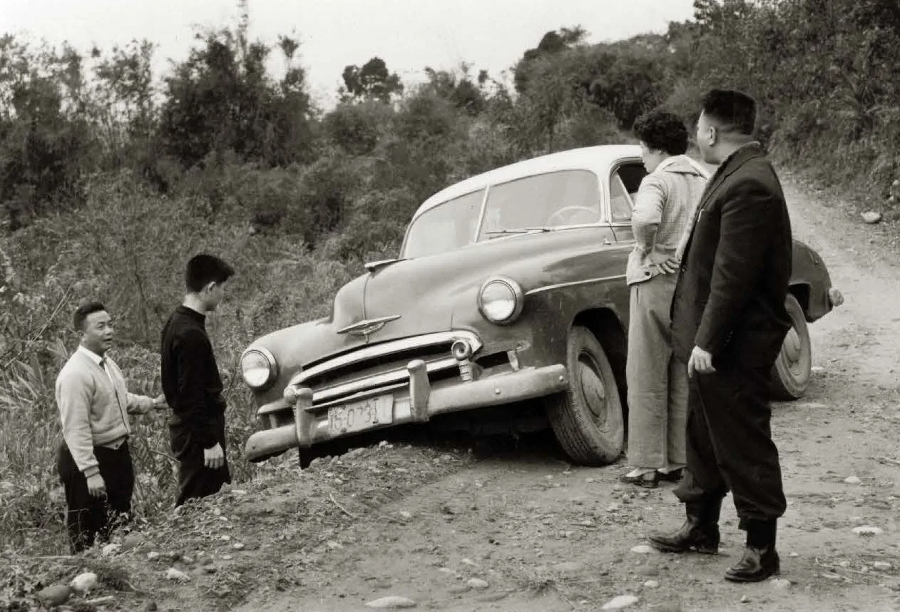 葉裁攝影作品〈車仔卡輪無結無煞〉,新竹五峰,1966。