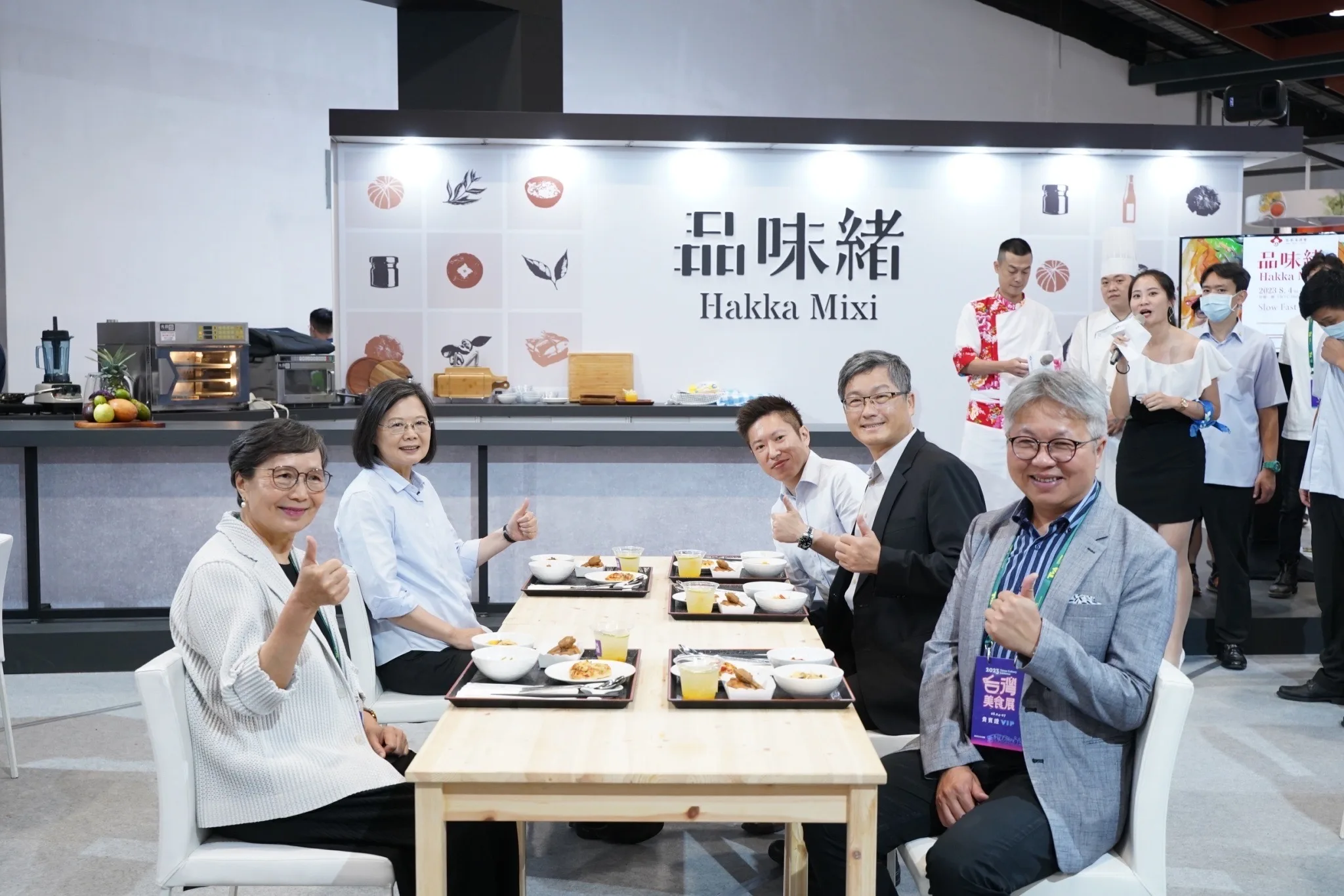 台灣美食展客家主題館倒數第二天，總統蔡英文及台灣觀光協會葉菊蘭會長、總統府張惇涵副秘書長及交通部觀光局周廷彰一起品嚐全新風味的客家美食。客委會提供
