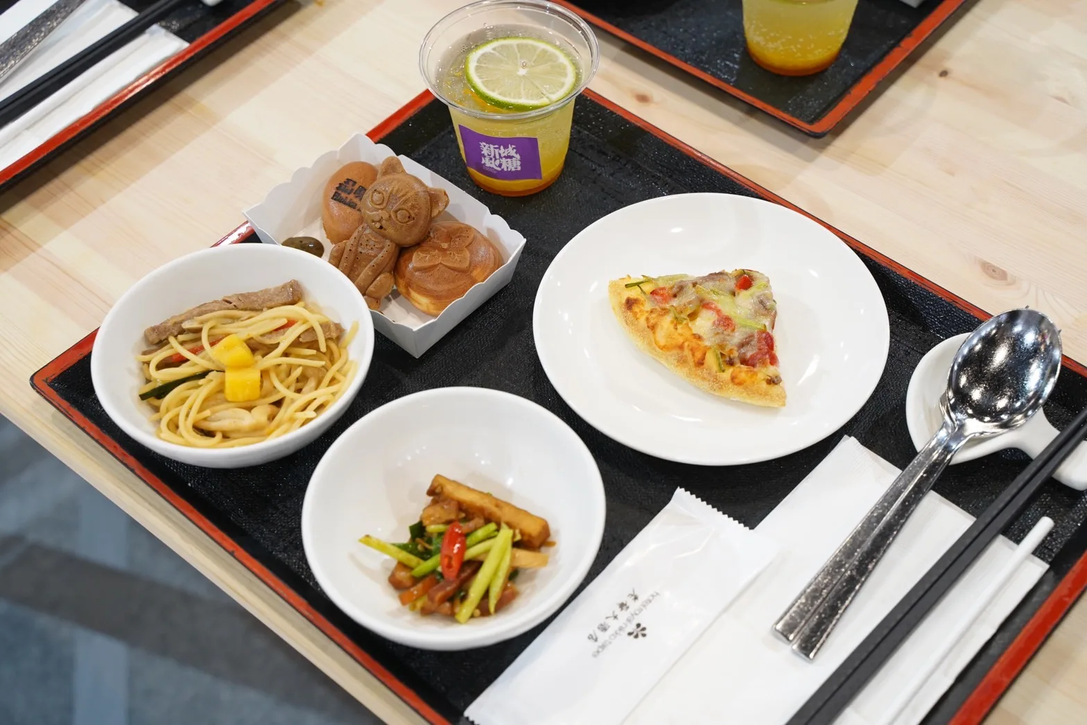 客家主題館現場邀請總統蔡英文品嘗的是2023冠軍客家小炒「連記海產餐廳」（右下）、客家小炒披薩「達美樂」（右上）、桔醬義大利麵（左下）、貓裏紅茶口味石虎造型雞蛋糕（左上），以及最左上的寶山新城風糖休閒園區柑橘汽泡飲。客委會提供
