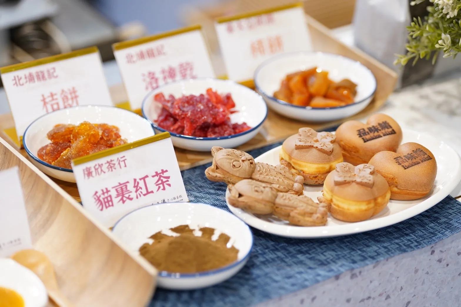 客家主題館內有許多精選的客庄在地風味食材可以選購，而且價格十分優惠。客委會提供
