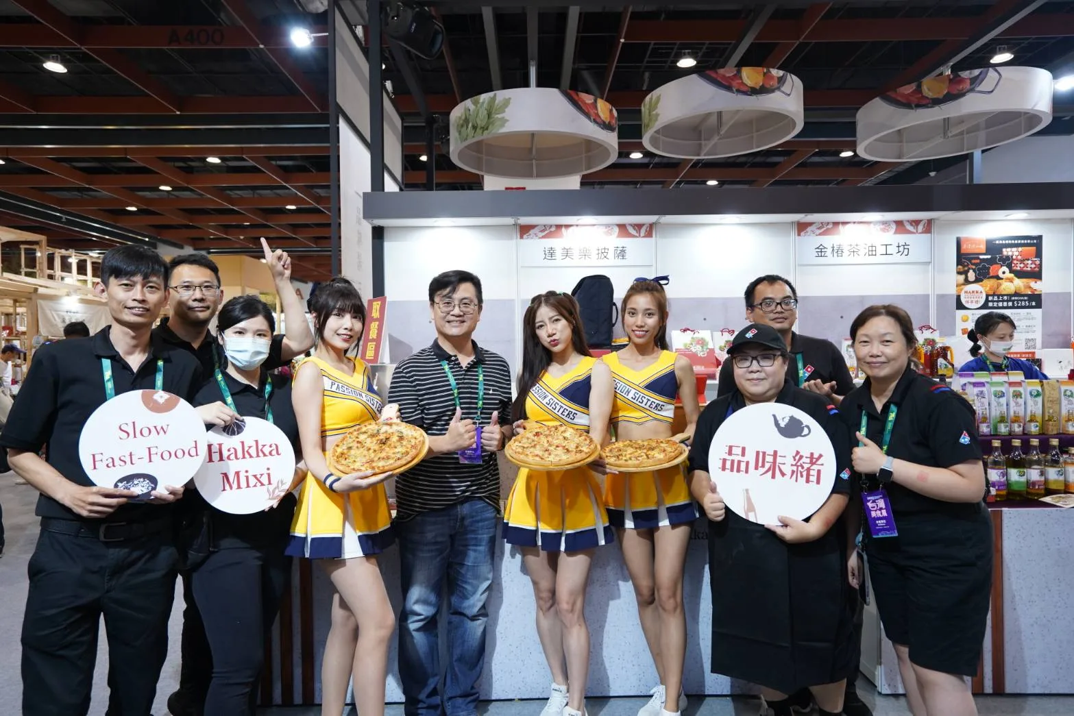 職棒賽事人氣啦啦隊Passion-Sisters貴貴、小安、妮可來到客家館，「炸裂」推薦達美樂客家風味披薩。客委會提供