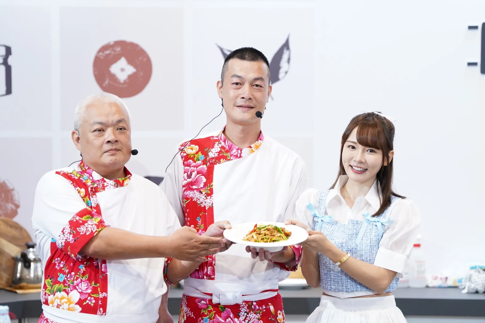 2023客家小炒全國爭霸賽冠軍，來自花蓮的連記海產，與食尚玩家的林莎一起示範料理。客委會提供