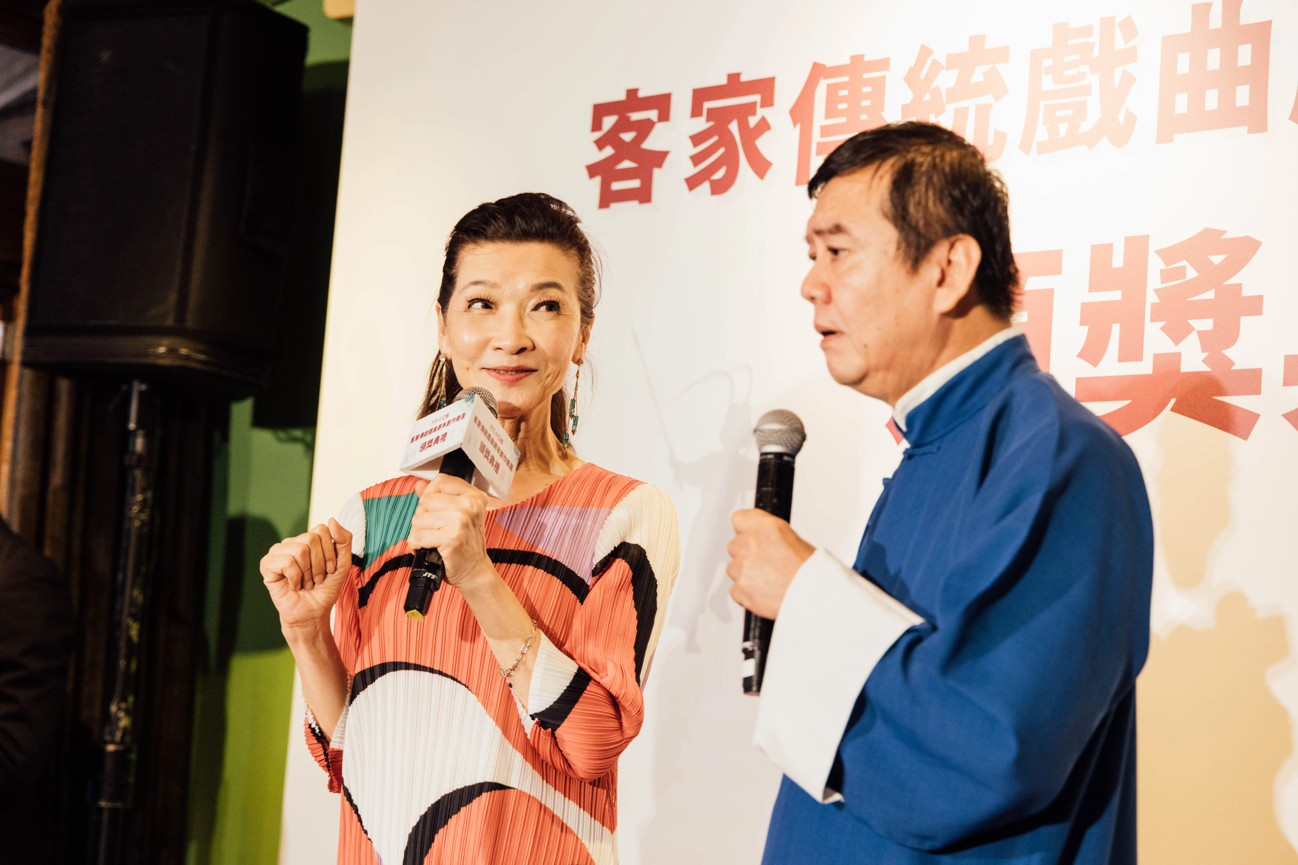 表演者謝小玲及張春泉，將所有得獎者故事用說唱客語藝術演出的方式，帶來精彩演出。客委會提供