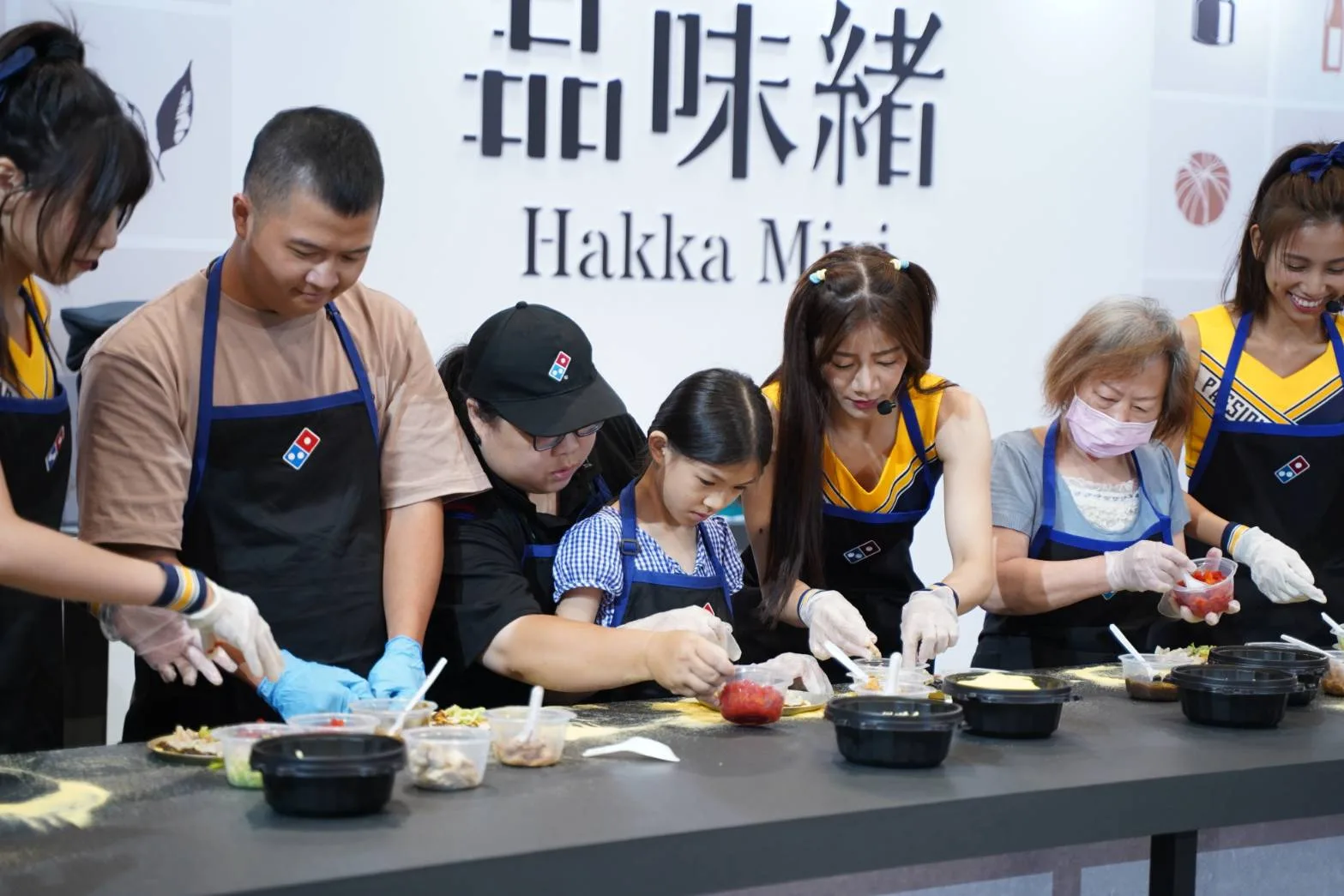 民眾在現場可親自體驗DIY披薩，但得場次的報名名額有限，要搶要快。客委會提供