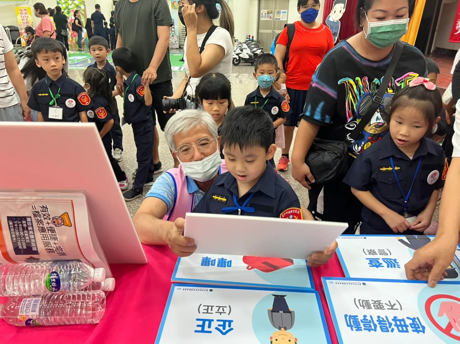 客語志工細心指導,將交通安全規則以客語九格遊戲呈現。臺中客委會提供
