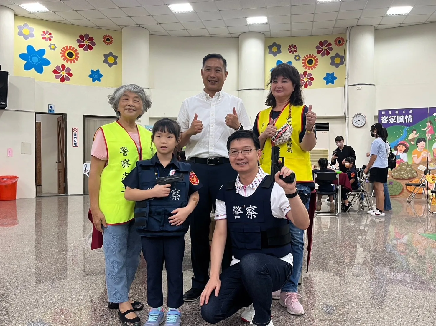 小朋友穿著防彈衣,預防犯罪體驗活動。臺中客委會提供