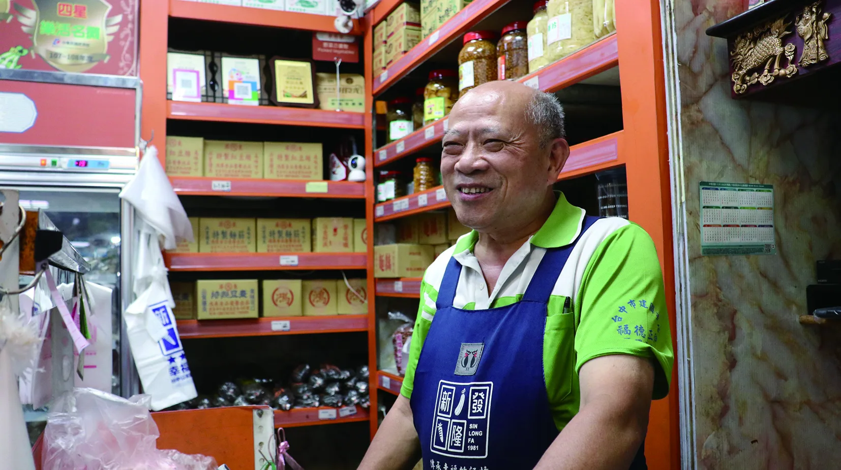 蔡鈴欽。臺中客家人，新隆發醬園第二代負責人，現為建國市場自治會會長。新隆發醬園傳承六十年的醃漬技藝，主要販售素食醬菜，以四個醃漬程序「乾、洗、醃、醬」為基本功，延續蔬菜的風味。如今醬園傳承至第三代，更輔以科學方式，讓醬菜跟上潮流，甚至引領潮流。聽看臺中客提供