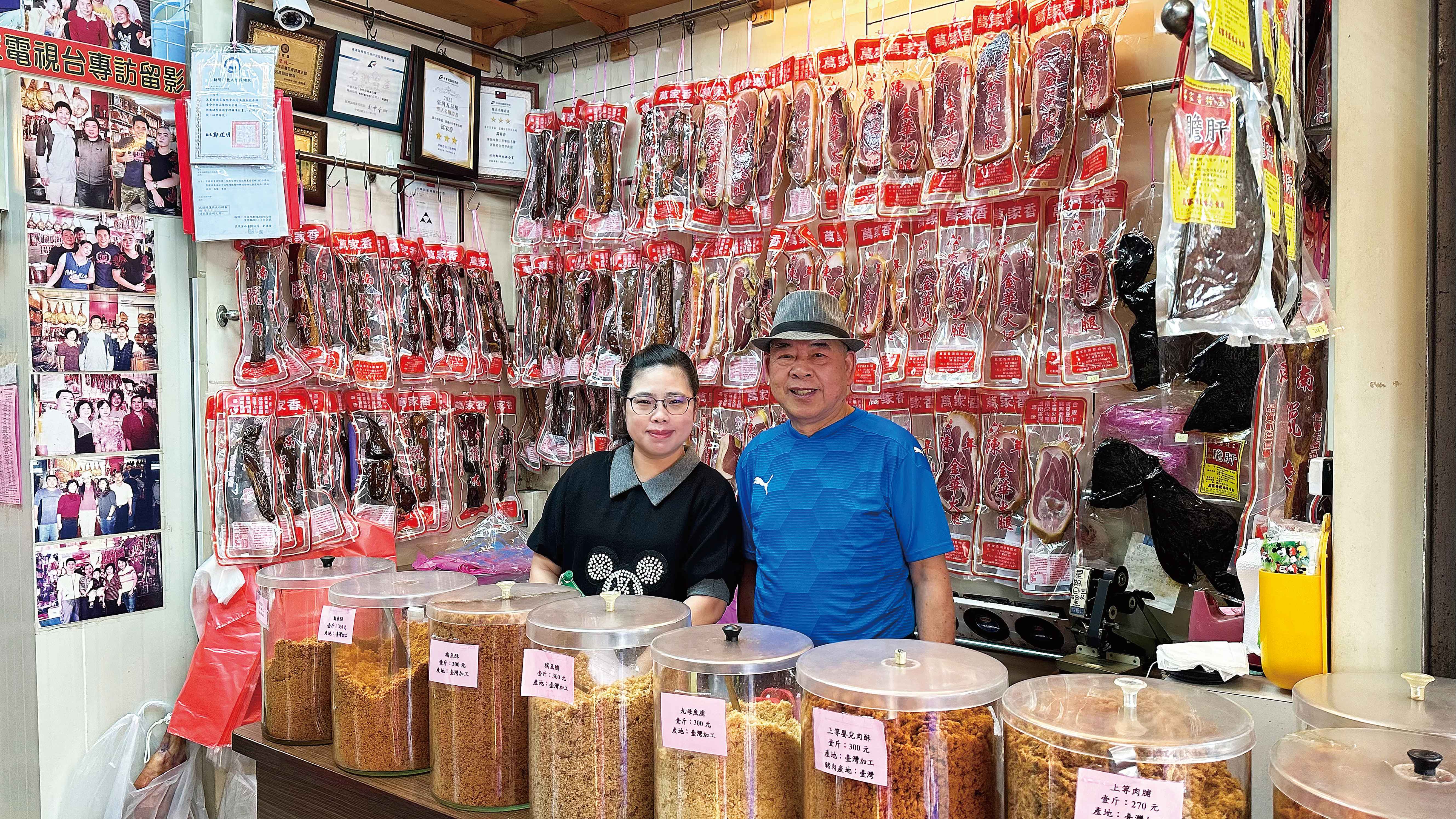 劉運財(右1)。臺中客家人,萬家香臘肉店創始人,曾北上向各個師傅學習肉品加工工序,打破單一加工工序的肉品製作流程,持續研發新的臘肉風味,並且建立萬家香的口碑。目前將工法傳承至第二代,讓封存在肉品的好味道,以及體貼客人的初心,隨著店面繼續傳承下去。聽看臺中客提供