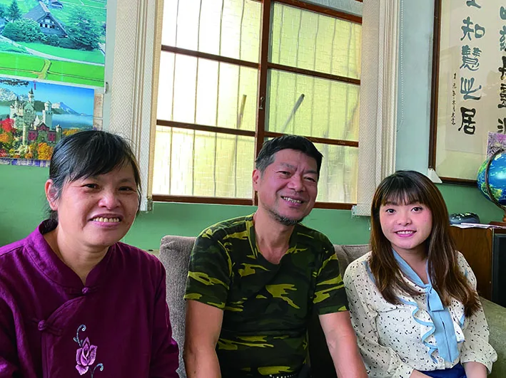 劉力綾（左1）。臺中客家人，詮馨養身堅果第二代負責人，從小跟著父母走跳市場，至今已有十多年生意經驗。目前在豐原第一市場推廣養生堅果，堅持使用天然食品烘烤，並且投入新一代人對商品包裝的美學，讓詮馨堅果不只保留老客戶，更打進青年市場。聽看臺中客提供