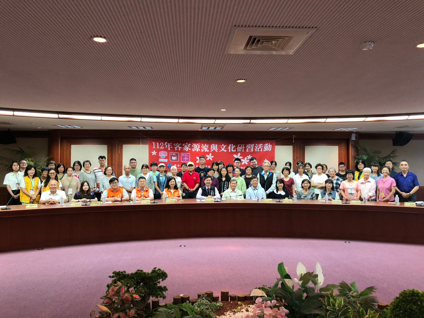 市府客委會主委江俊龍與學員大合照。台中市政府提供